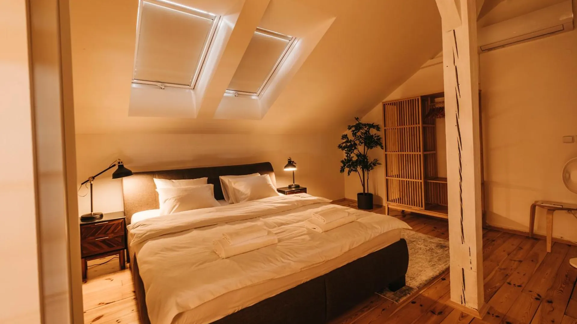 프라하 Modern Sunlit Loft With A/C In Prime Location 아파트