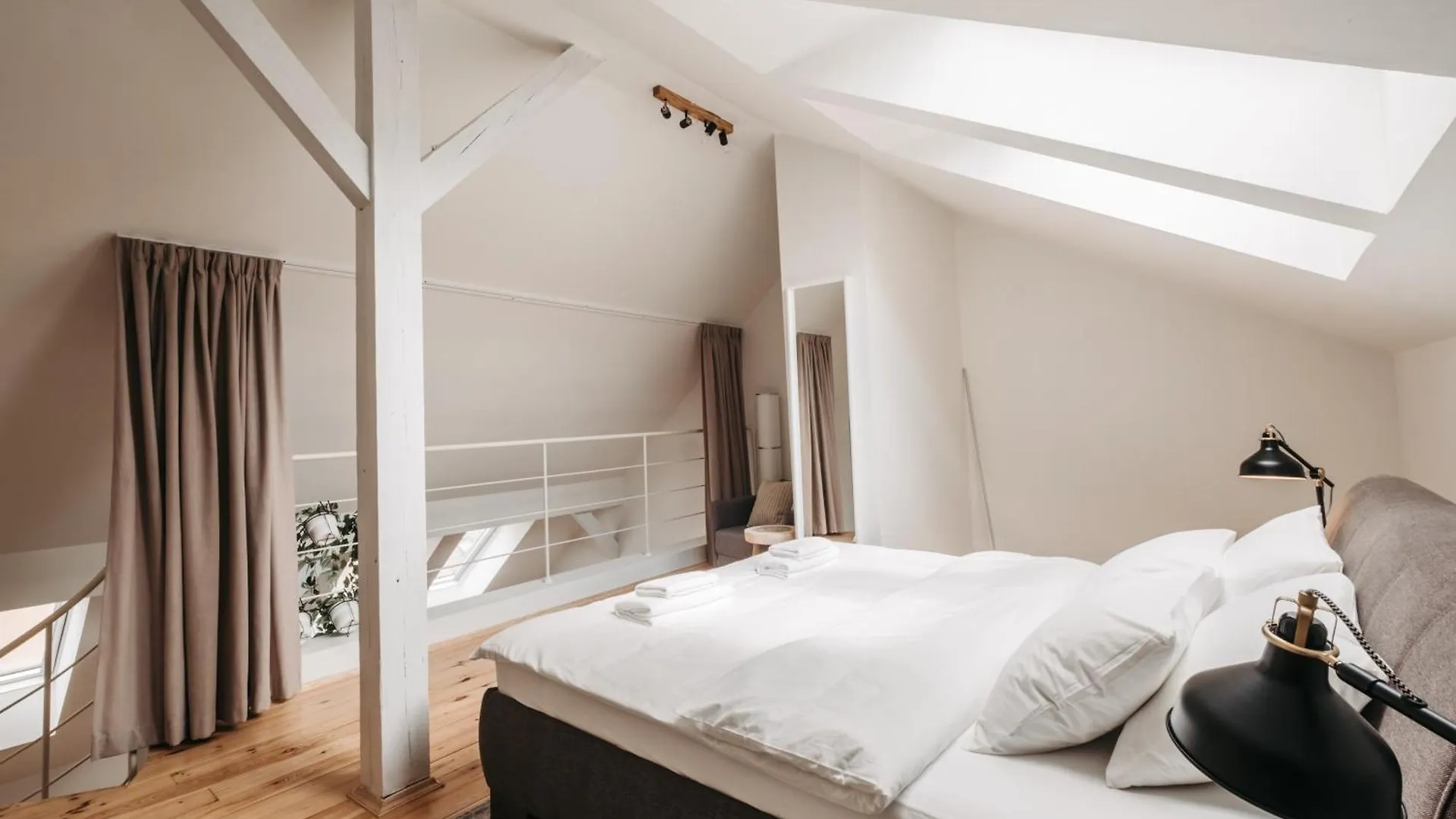 Modern Sunlit Loft With A/C In Prime Location Apartment Prague