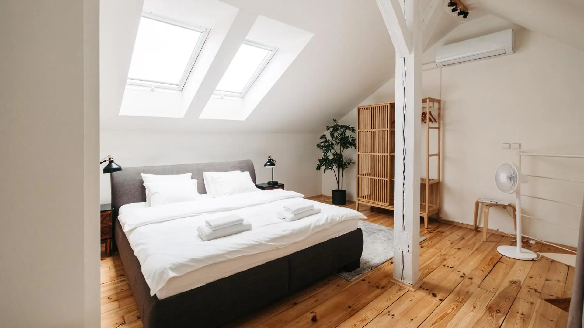 Modern Sunlit Loft With A/C In Prime Location Apartment Prague Czech Republic