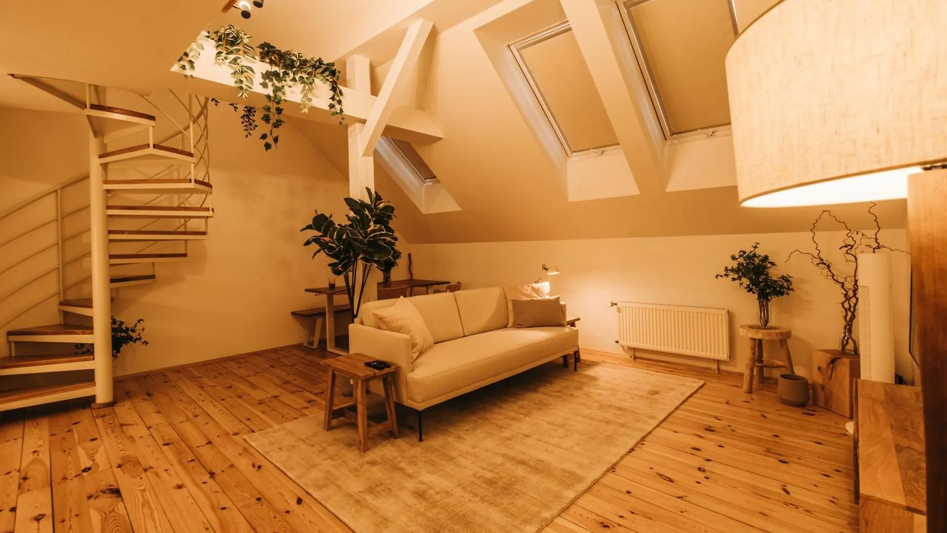 Modern Sunlit Loft With A/C In Prime Location Διαμέρισμα Πράγα